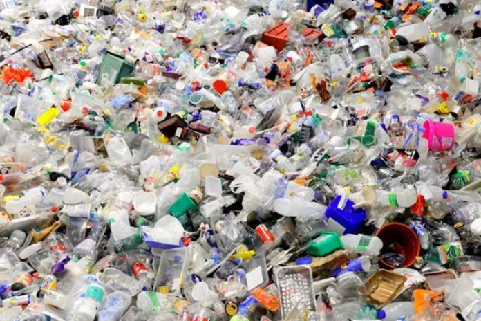 Imballaggi in plastica: cresce il divario tra quelli prodotti e i riciclati